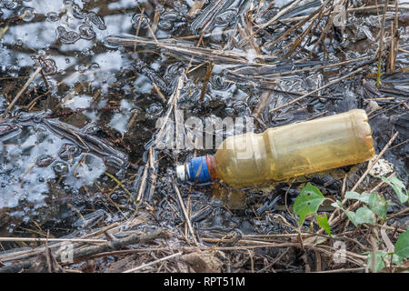 Plastik Müll in die Landschaft. Konzept der UK Kunststoff Umweltverschmutzung. Stockfoto