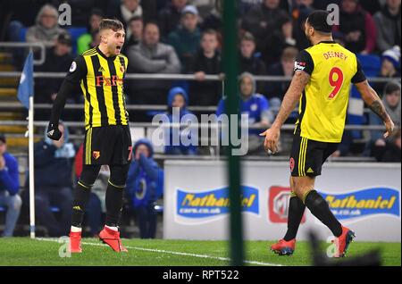 Die watford Gerard Deulofeu (links) feiert das zweite Ziel seiner Seite des Spiels mit Team scoring-mate Troy Deney während der Premier League Match in Cardiff City Stadium. Stockfoto