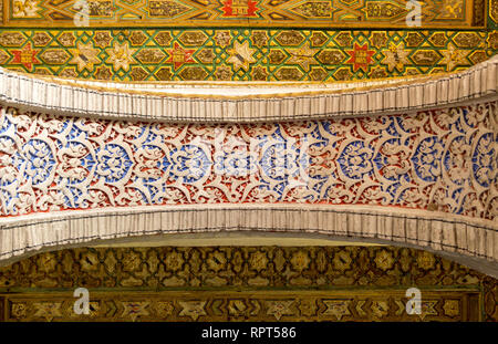 Arch von unterhalb der Burg Alcazar in Sevilla gesehen Stockfoto