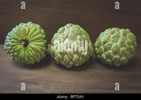 Zucker - Apple (Annona squamosa), drei Früchte aus Taitung County, Taiwan. Die taiwanesischen nennen es Sakya Stockfoto