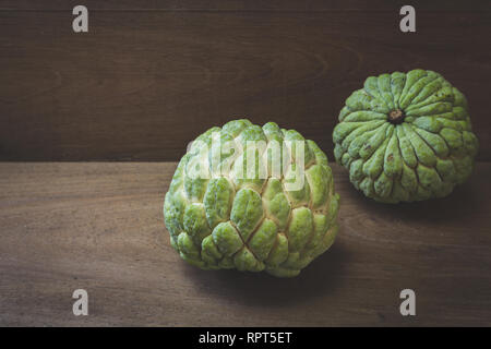 Zucker - Apple (Annona squamosa) zwei Früchte von Taitung County, Taiwan. Die taiwanesischen nennen es Sakya Stockfoto