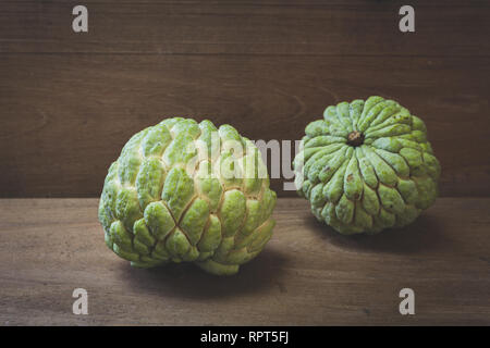 Zucker - Apple (Annona squamosa) zwei Früchte von Taitung County, Taiwan. Die taiwanesischen nennen es Sakya Stockfoto