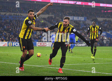 Die watford Troy Deeney (links) feiert vierten Ziel seiner Seite des Spiels mit Team scoring-mate Gerard Deulofeu während der Premier League Match in Cardiff City Stadium. Stockfoto