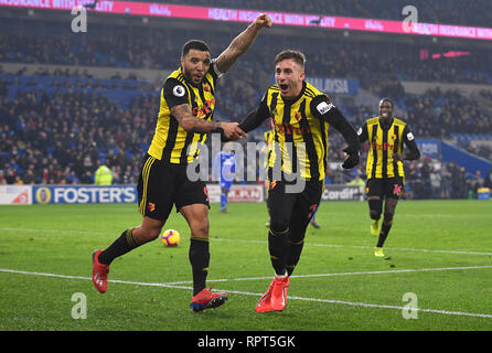 Die watford Troy Deeney (links) feiert vierten Ziel seiner Seite des Spiels mit Team scoring-mate Gerard Deulofeu während der Premier League Match in Cardiff City Stadium. Stockfoto