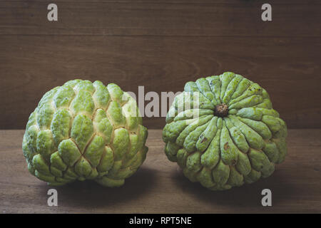 Zucker - Apple (Annona squamosa) zwei Früchte von Taitung County, Taiwan. Die taiwanesischen nennen es Sakya Stockfoto