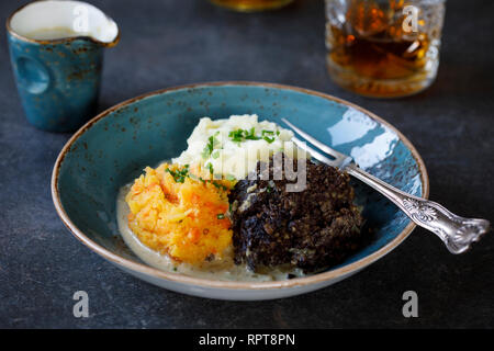 Schottische Gericht haggis, Neeps und Tatties, Mahlzeit serviert traditionell auf Burns Night Stockfoto