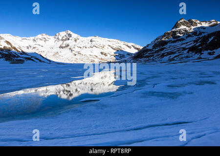 See Montespluga im Frühjahr Tauwetter, Valtellina, Valchiavenna, Lombardei, Provinz Sondrio, Italien Stockfoto