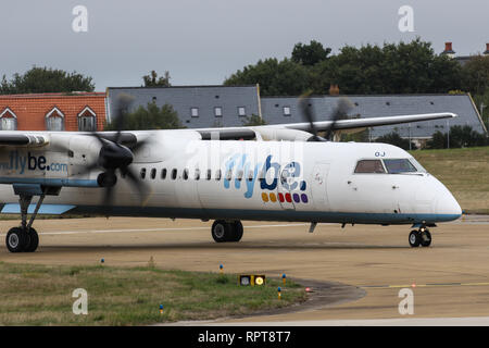 Eine Bombardier Dash-8 Q400, von FlyBE Taxis am Flughafen Jersey betrieben Stockfoto