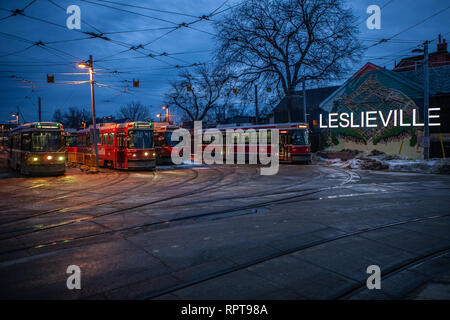 Klassische Straßenbahnen in der Innenstadt von Toronto, Lesliewille depo mit Blick auf der Oberleitung und Trolley Pole. Beschäftigt der städtischen Landschaft - Bild Stockfoto