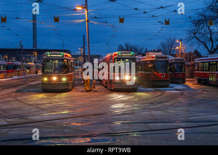 Klassische Straßenbahnen in der Innenstadt von Toronto, Lesliewille depo mit Blick auf der Oberleitung und Trolley Pole. Beschäftigt der städtischen Landschaft - Bild Stockfoto