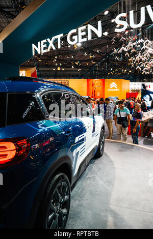 PARIS, Frankreich - Okt 4, 2018: Kunden neugierige Menschen bewundern New Electric Hybrid-SUV in Citroen C5 Aircross Hybrid auf der internationalen Auto Ausstellung Mondial Paris Motor Show Stockfoto