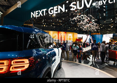 PARIS, Frankreich - Okt 4, 2018: Kunden neugierige Menschen bewundern New Electric Hybrid-SUV in Citroen C5 Aircross Hybrid auf der internationalen Auto Ausstellung Mondial Paris Motor Show Stockfoto