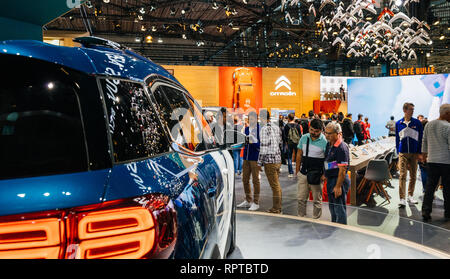 PARIS, Frankreich - Okt 4, 2018: Kunden neugierige Menschen bewundern New Electric Hybrid-SUV in Citroen C5 Aircross Hybrid auf der internationalen Auto Ausstellung Mondial Paris Motor Show Stockfoto