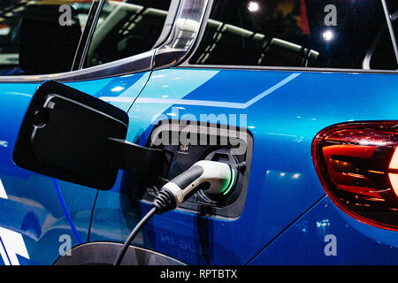 PARIS, Frankreich - Okt 4, 2018: Aufladen der Batterien Der neue blaue Netzstecker in Citroen C5 SUV Aircross Hybrid auf der internationalen Auto Ausstellung Mondial Paris Motor Show Stockfoto