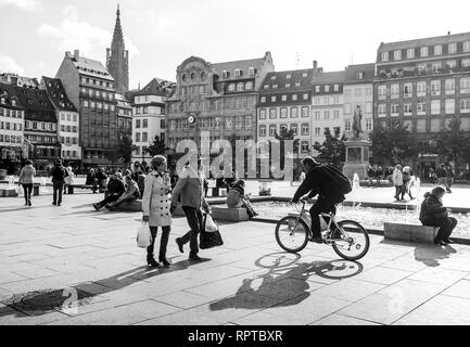 Straßburg, Frankreich - 26.Oktober 2018: Strasbourg Place Kleber an einem warmen Sommertag mit Hunderten von Menschen Touristen und Einheimische wandern am Morgen paar Schwarz und Weiß Stockfoto