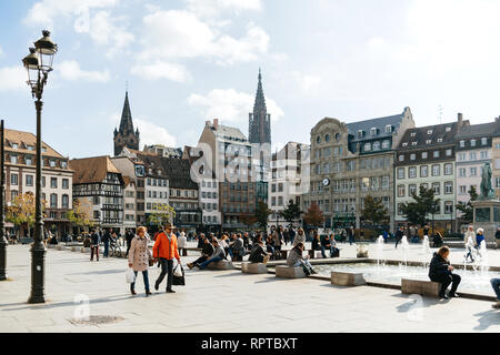 Straßburg, Frankreich - 26.Oktober 2018: Bunte Strasbourg Place Kleber an einem warmen Sommertag mit Hunderten von Menschen Touristen und Einheimische wandern in den Morgen Stockfoto