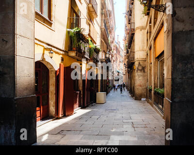 BARCELONA, SPANIEN - Jun 1, 2018: Carrer del Vidre Straße im Zentrum von Barcelona nur wenige Schritte vom Placa Reial mit Menschen zu Fuß auf der kleinen Straße Stockfoto