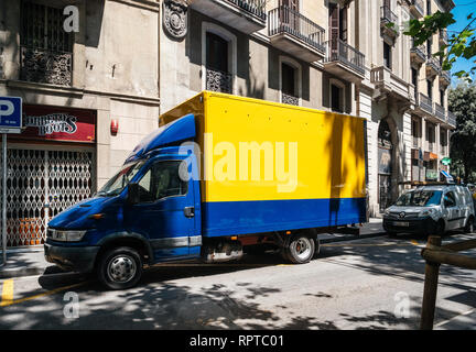 BARCELONA, SPANIEN - Jun 1, 2018: Die blauen und gelben Lieferwagen in Central City geparkt Stockfoto