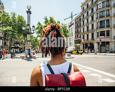 BARCELONA, SPANIEN - Jun 1 2018: POV an Menschen überqueren die Straße im Zentrum von Barcelona Zentrum an der berühmten Rambla dels Estudis Fußgängerzone Stockfoto