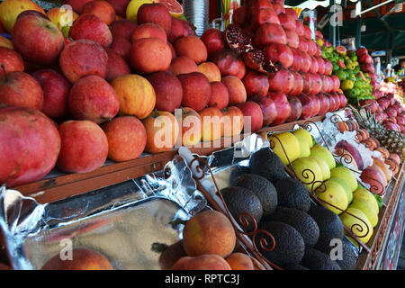 Fruchtsaft Abschaltdruck am Djemaa El-Fná Square Stockfoto