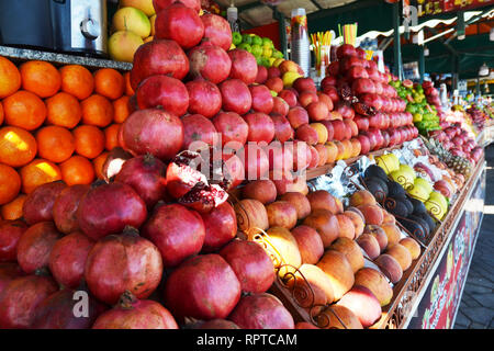 Fruchtsaft Abschaltdruck am Djemaa El-Fná Square Stockfoto