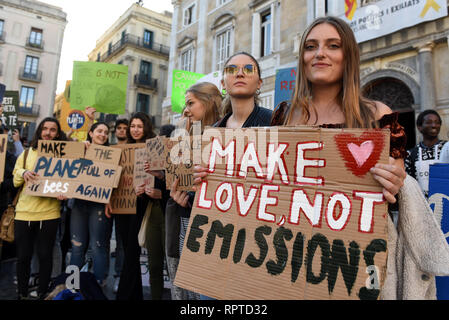 Eine Frau gesehen, die ein Schild lesen 'Make Liebe, nicht die Emissionen während des Protestes. Dutzende von jungen Menschen in das Zentrum von Barcelona versammelt, um gegen die Regierung auf den Klimawandel und die Zerstörung der Umwelt zu protestieren. Stockfoto