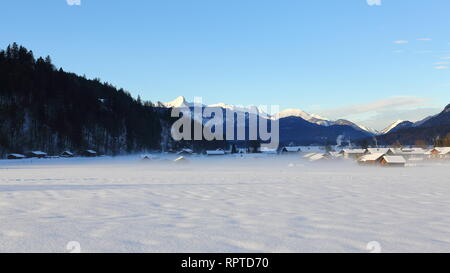 Morgennebel auf Dorf in Garmisch - Partenkirchen mit Schnee bedeckt. Stockfoto