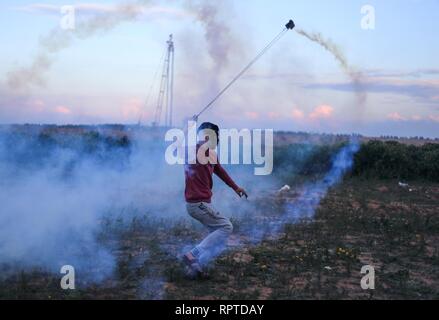 Ein Palästinenser mit einem Slingshot ein Gas Kanister Zurück zur israelischen Soldaten, die während der Auseinandersetzungen nach dem 'Großen März Rendite' Demonstration in Iyya Shuja" Viertel von Gaza, Gaza zu werfen. Stockfoto