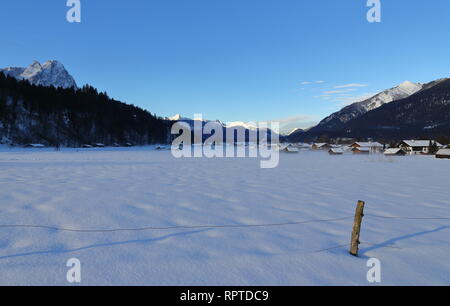 Monrning panoram Blick auf Waxenstein (Alpen - Garmisch-Partenkirchen) mit Nebel im Tal Stockfoto