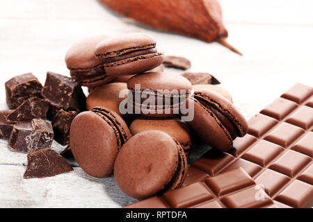 Süß und bunt französische Makronen oder Macaron mit Schokolade zum Nachtisch Stockfoto
