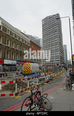 Die Kreuzung von Commercial Street und Leman Street bei Algate East, London, England, U.K Stockfoto