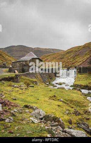 Fluss Afon Sawdde und die Carmarthen Fans mit der Spitze des Picws Du während des Winters in den Brecon Beacons National Park, South Wales, Großbritannien Stockfoto