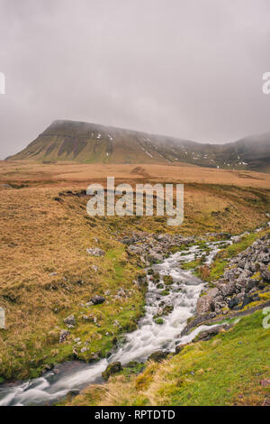 Fluss Afon Sawdde und die Carmarthen Fans mit dem Höhepunkt der Ventilator Brycheiniog umgeben von Wolken in den Brecon Beacons National Park, South Wales, Großbritannien Stockfoto