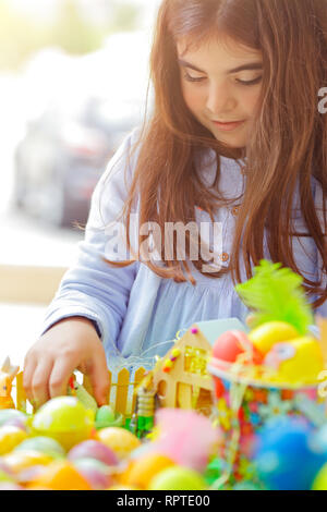 Porträt einer kleinen süßen Baby Mädchen Spaß haben an Ostern feiern, Ostern basteln, glücklich religiöser Feiertag Stockfoto