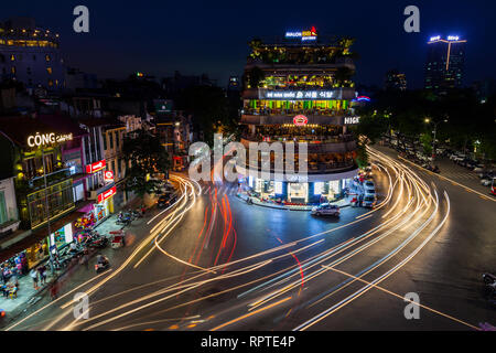 Hanoi Street Aktion in der Dämmerung und Dunkelheit. Schnittpunkt von Dinh Tien Hoang, Le Thai und Hang Dao Straßen. Norden von Hoang Kiem See. Stockfoto