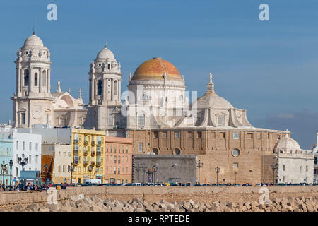 Cadiz, Spanien - Februar 9, 2019: Neue Kathedrale, oder Catedral de Santa Cruz auf Cadiz, Andalusien, Spanien. Blick von der Promenade in Cadiz Stockfoto