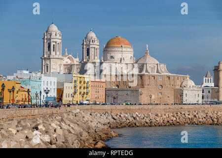 Cadiz, Spanien - Februar 9, 2019: Neue Kathedrale, oder Catedral de Santa Cruz auf Cadiz, Andalusien, Spanien. Blick von der Promenade in Cadiz Stockfoto