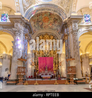 Sevilla, Spanien - 13. Januar 2019: Hauptaltar der Kirche El Salvador in Sevilla, Andalusien, Spanien Stockfoto