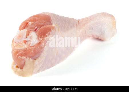 Ein rohes Huhn Drumstick auf weißem Hintergrund Stockfoto