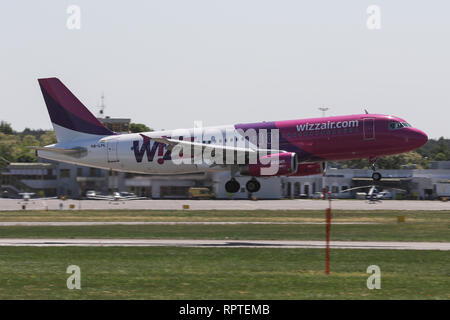 Ein Airbus A320-200, von Wizz Air bedient, landet am Flughafen Poznan-Lawica in Polen Stockfoto