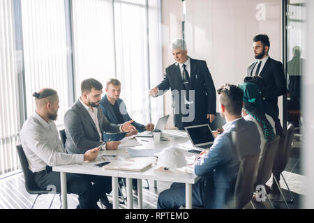 Kooperativer Prozess des multikulturellen professionelle Finanz- oder Marketing Manager beim Brainstorming Sitzung im Amt, mit reifer Senior leitete er Stockfoto