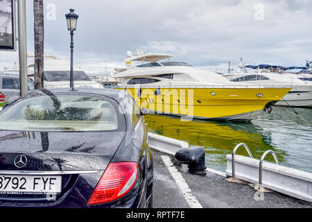 Der Flash Autos und Boote in Puerto Banus Spanien Stockfoto