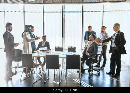 Zwei Firmen, die versuchen, Konflikte zu lösen. formellen freundliche Gespräch zwischen Feinden Stockfoto