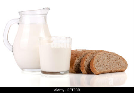 Krug Milch mit einem Laib Brot auf weißem Hintergrund Stockfoto