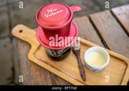 Traditionelle vietnamesische Kaffee an Phin Kaffee, Hoi An, Vietnam Stockfoto