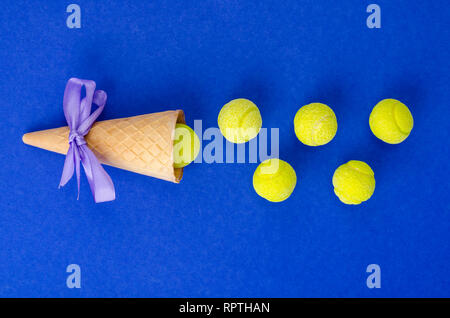Waffel Kegel mit gelben Gummis auf hellen Hintergrund. Studio Foto Stockfoto