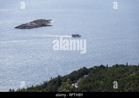 Schiff vor der Küste bei Adadia Nationalpark, Maine, USA Stockfoto