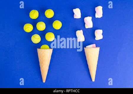 Waffel Kegel mit gelben Gummis auf hellen Hintergrund. Studio Foto Stockfoto