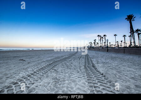 Spuren im Sand in der Morgendämmerung Stockfoto