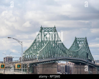 Pont Jacques Cartier Brücke in Longueuil in Richtung Montreal, Quebec, Kanada, während einem bewölkten Nachmittag. Auf dem Sankt-Lorenz-Strom Stockfoto